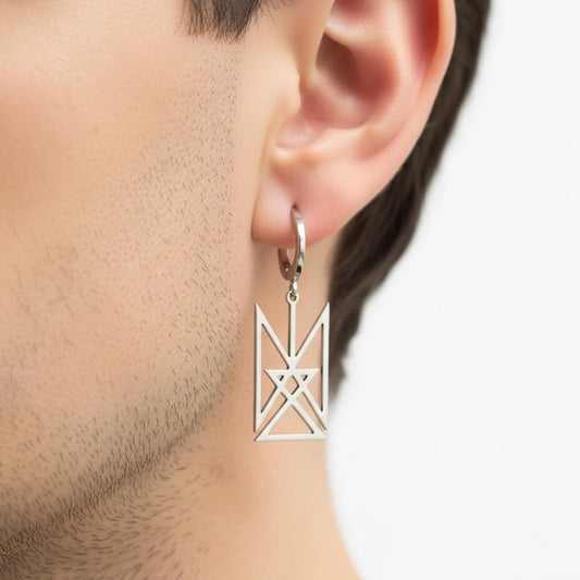 Пара сережок з логотипом BLIND8 на людині