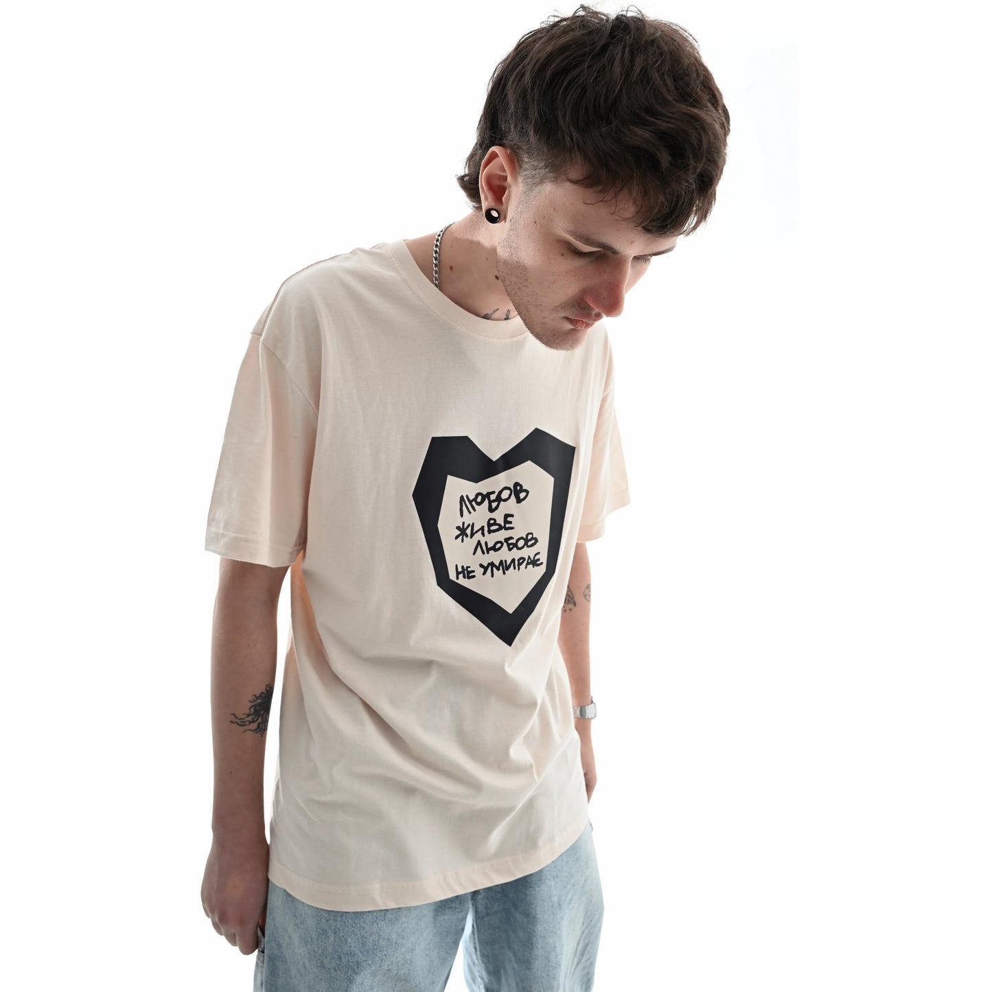 Футболка «Любов жиє» Квіткіс Бежева на моделі