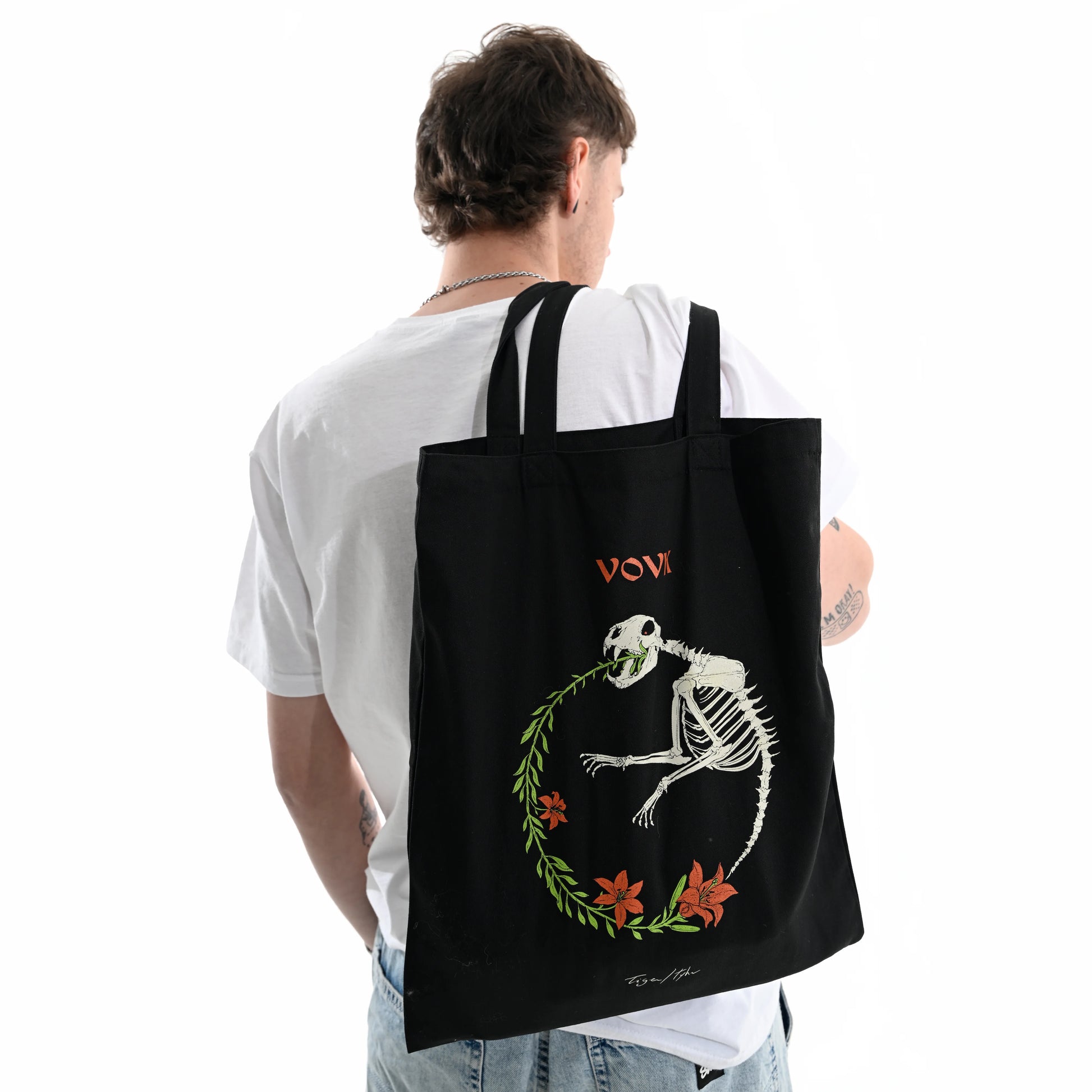 Шопер "TIGER" Vøvk на людині