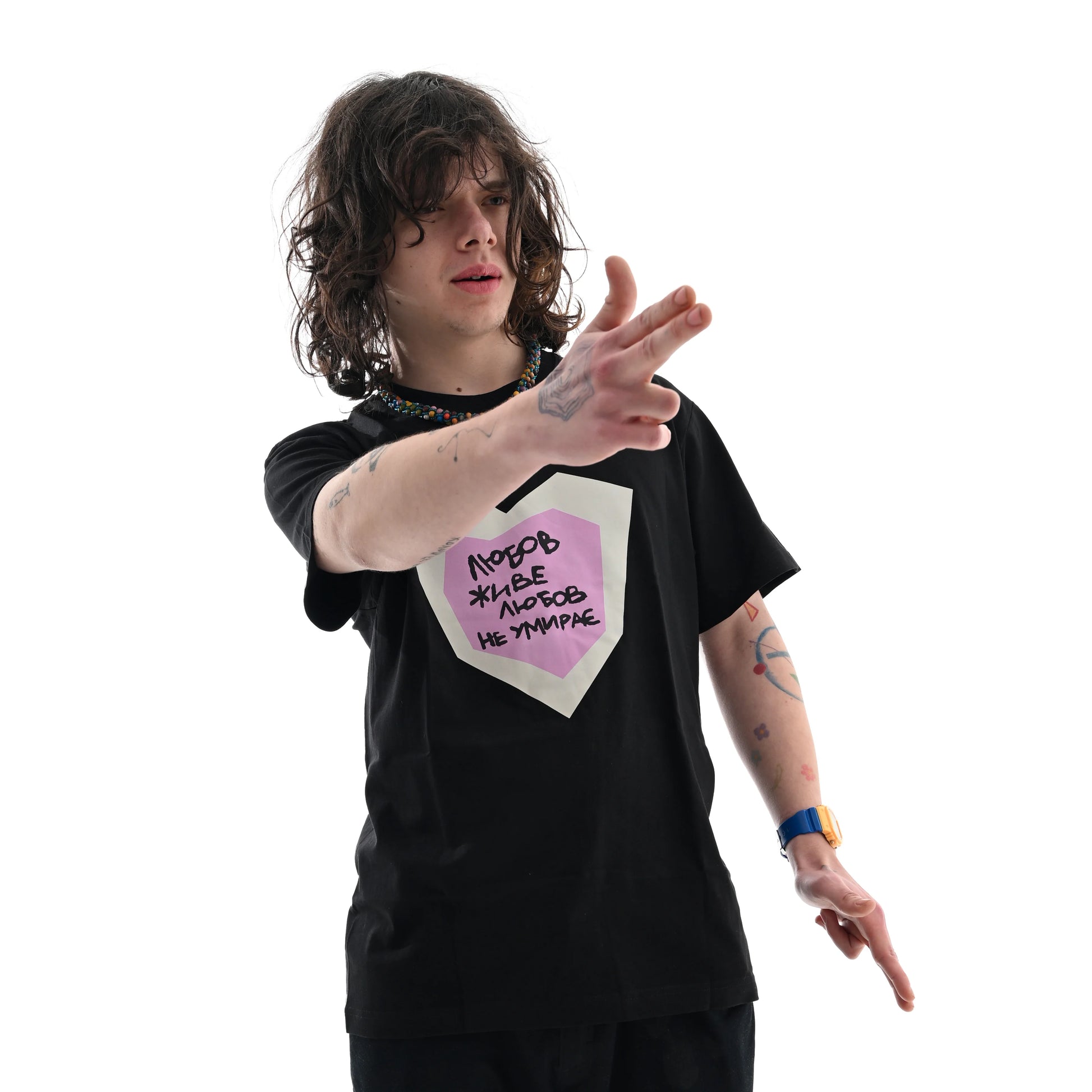 Футболка «Любов жиє» Квіткіс Чорна