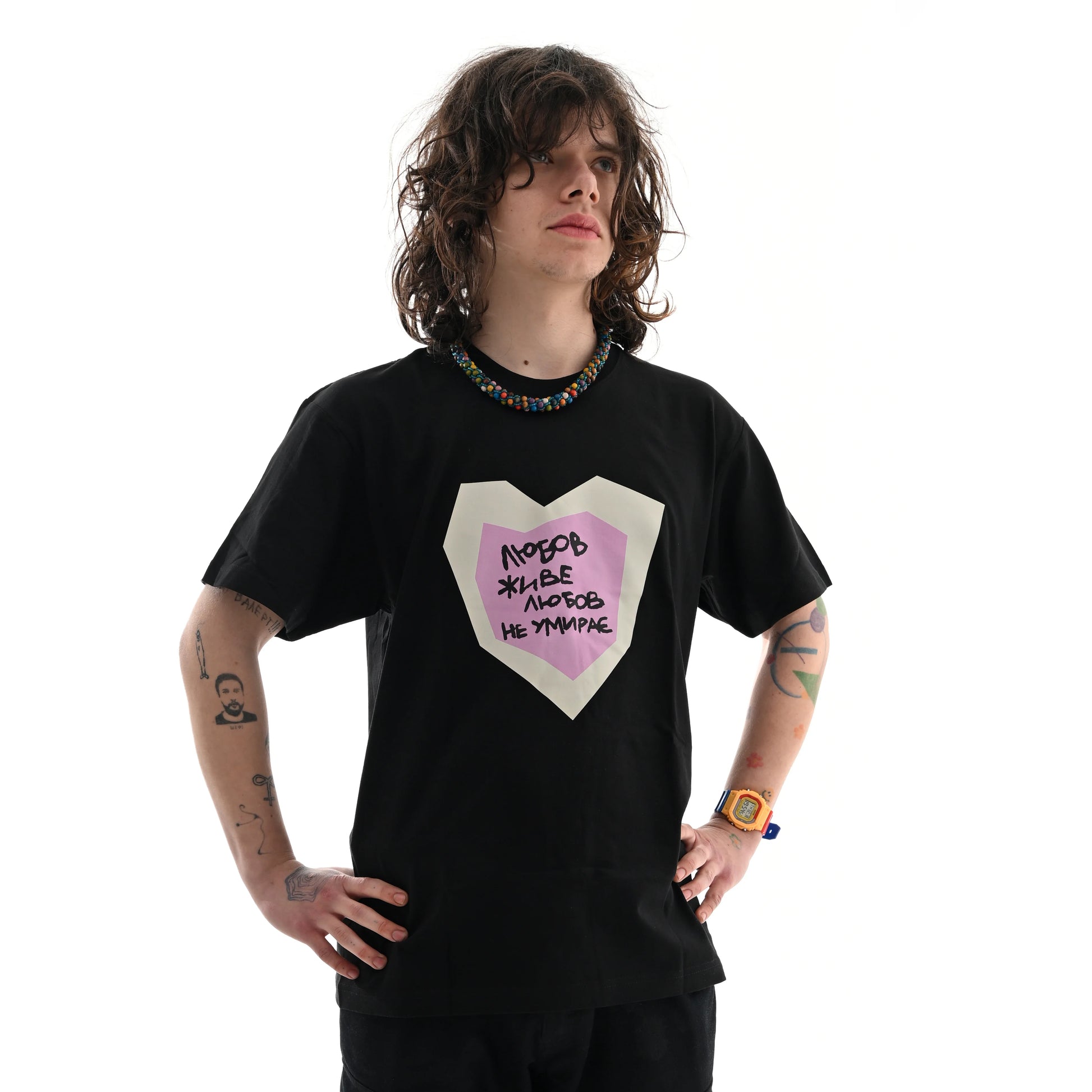 Футболка «Любов жиє» Квіткіс Чорна