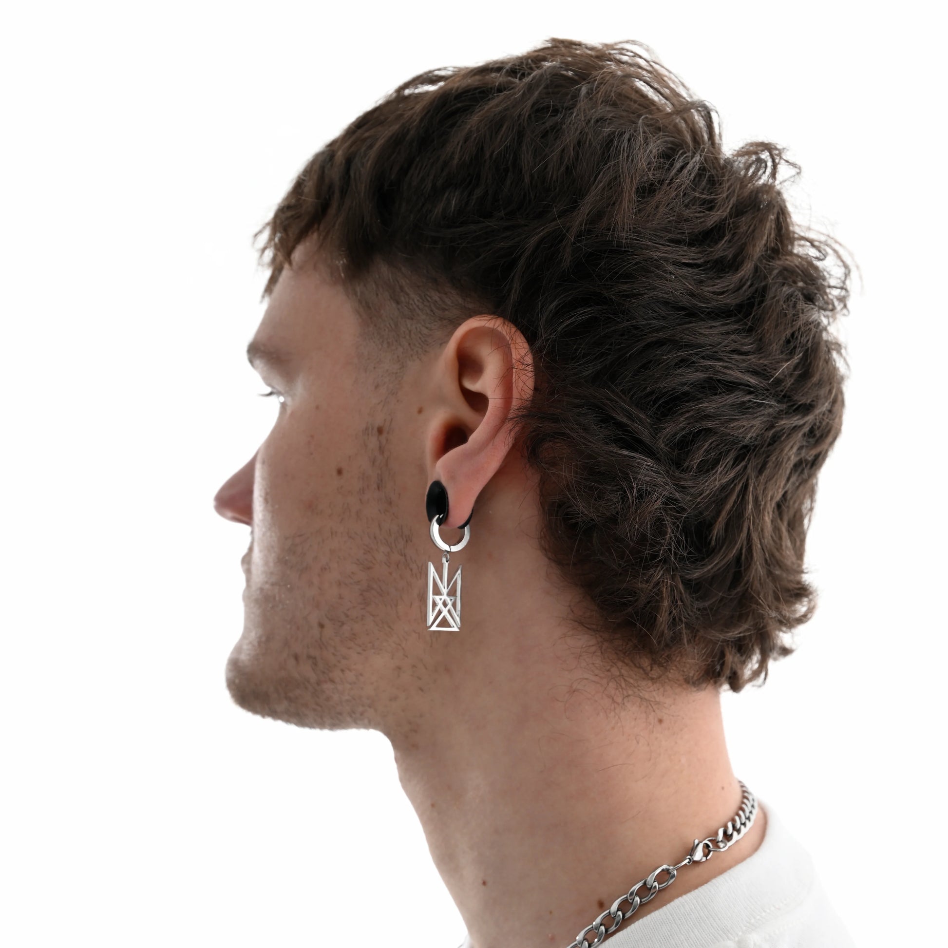 Пара сережок з логотипом BLIND8 на людині