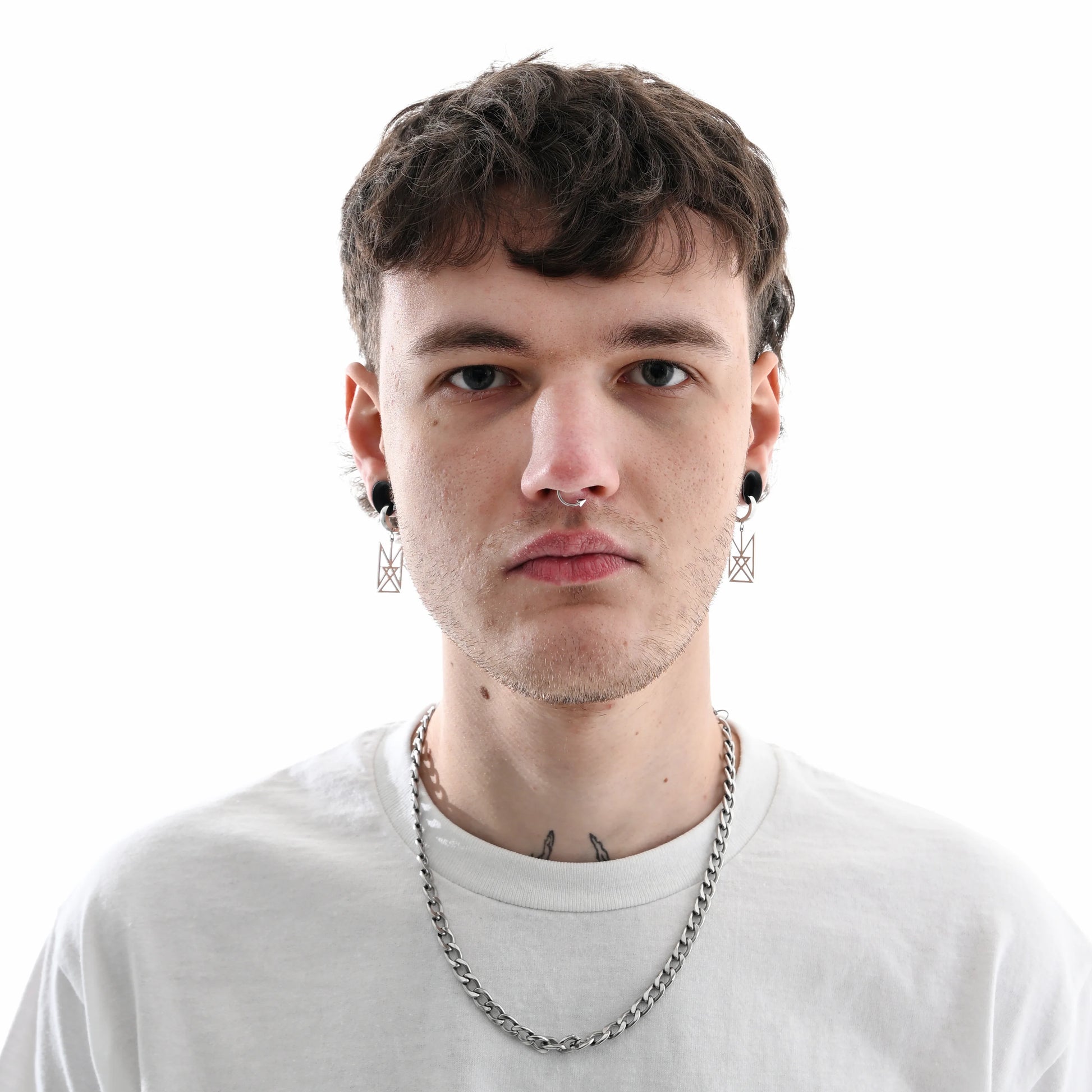 Пара сережок з логотипом BLIND8 на моделі спереду