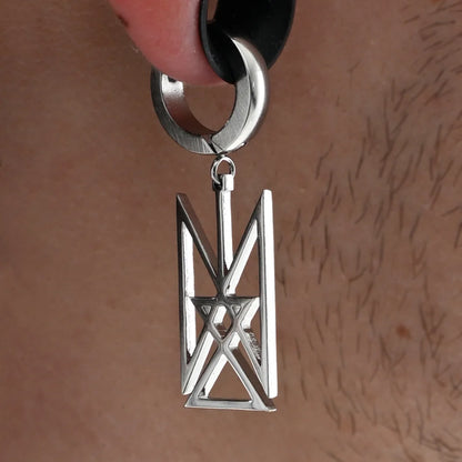 Пара сережок з логотипом BLIND8 зблизька