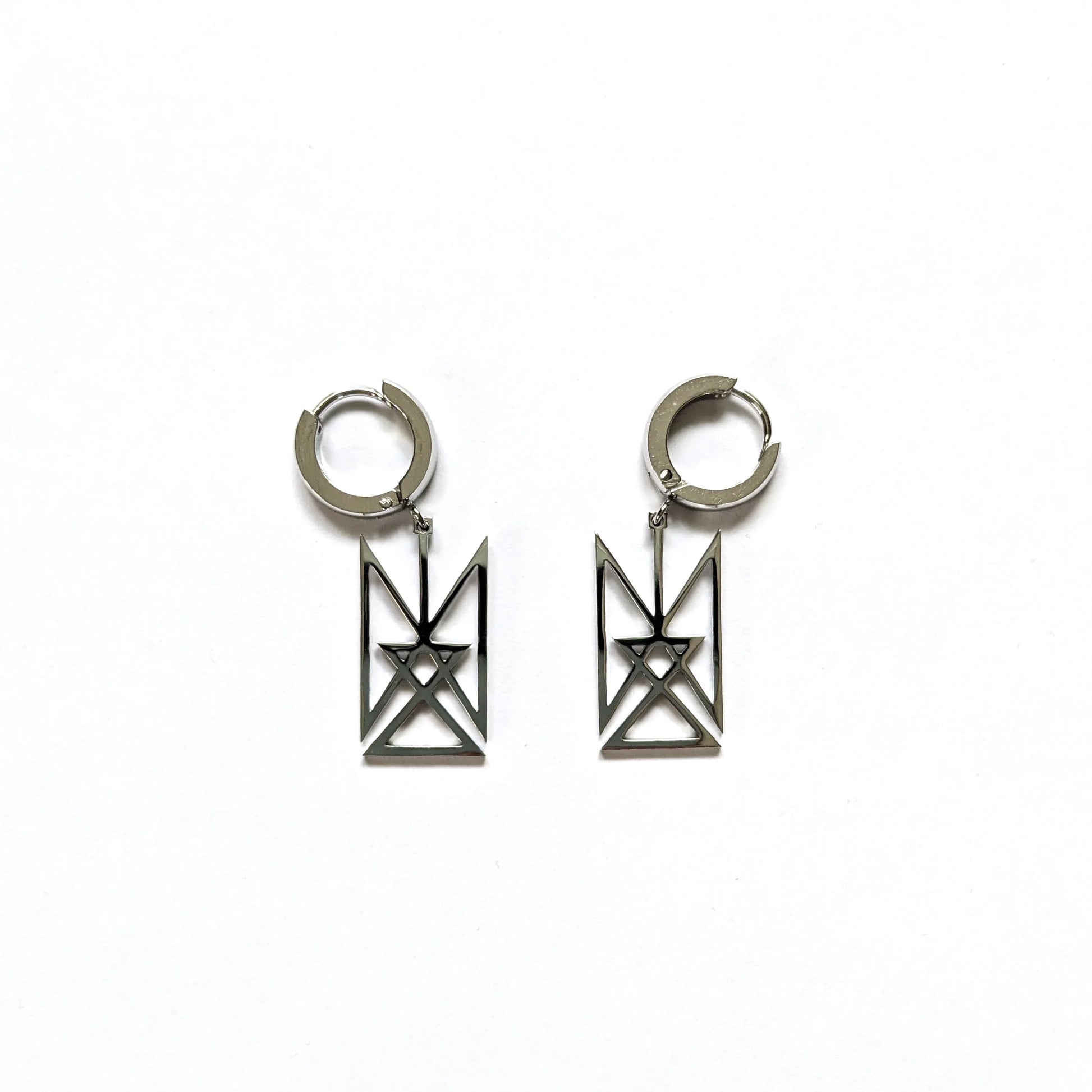 Пара сережок з логотипом BLIND8