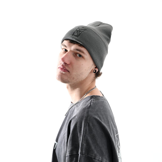 Шапка BLIND8 Сіра на моделі