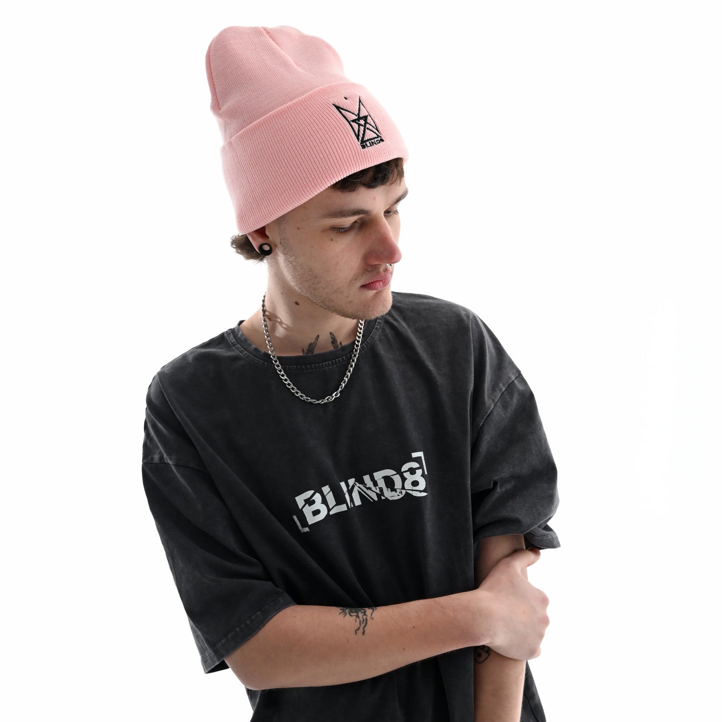Шапка BLIND8 Рожева на моделі