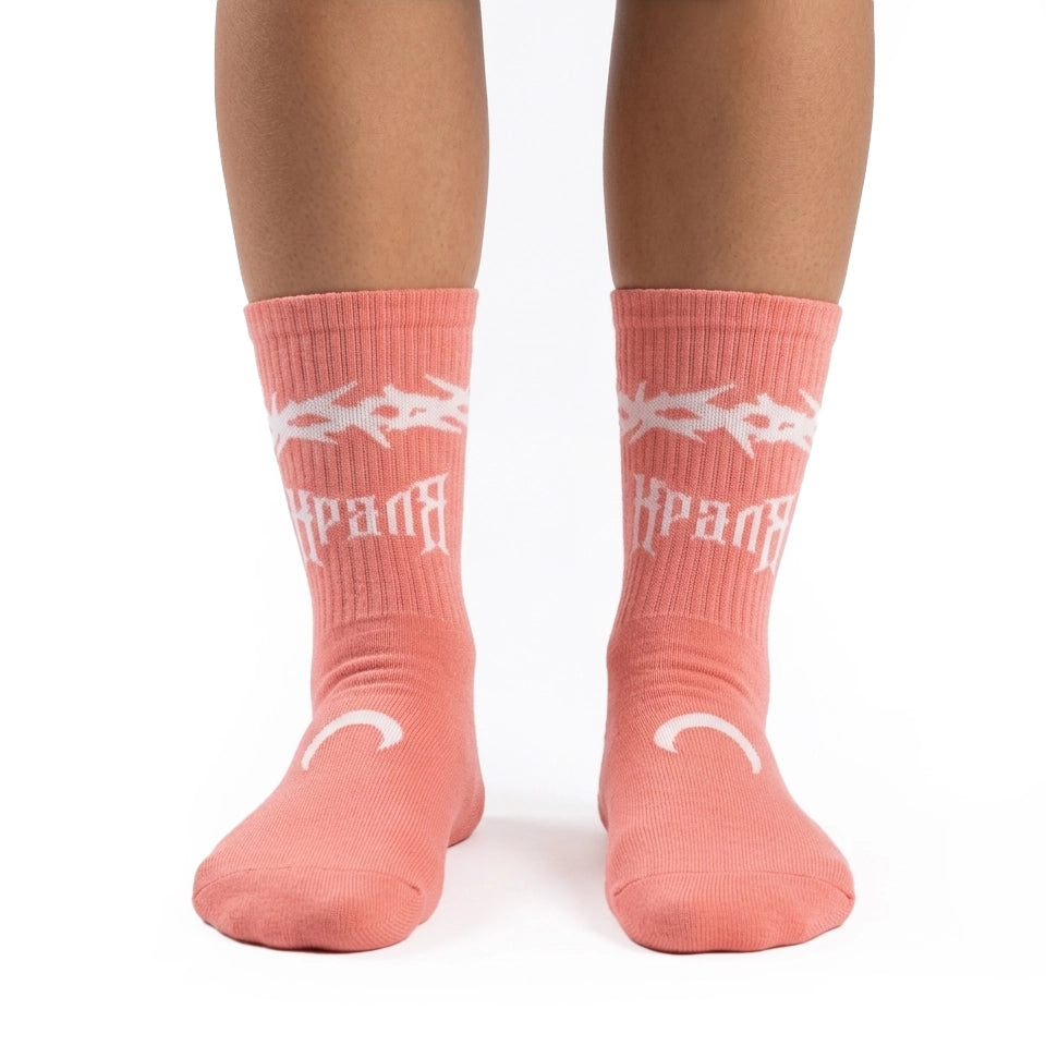 Шкарпетки Рожеві «Краля» Юля Юріна на моделі спереду