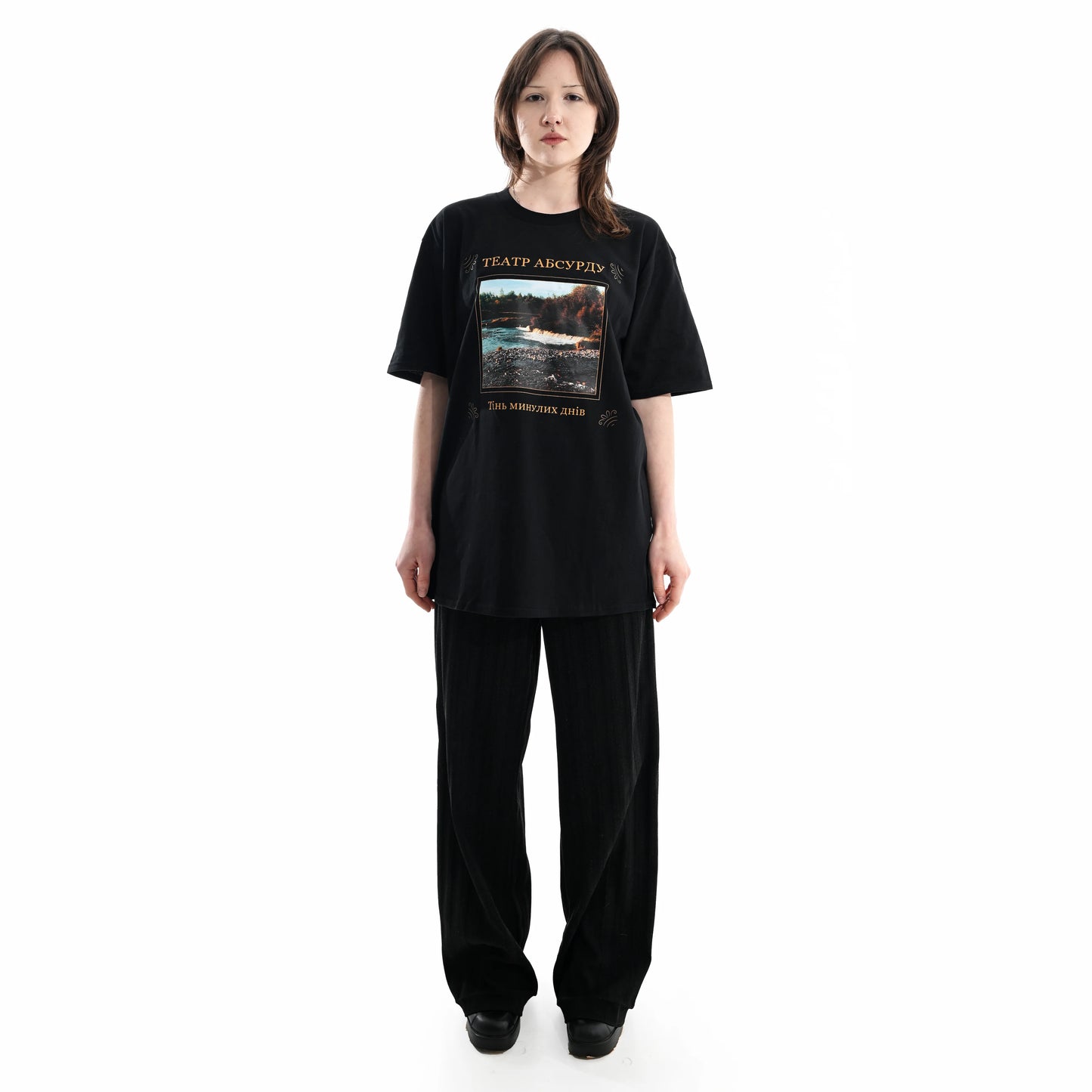 Футболка "Тінь минулих днів" Театр Абсурду на моделі