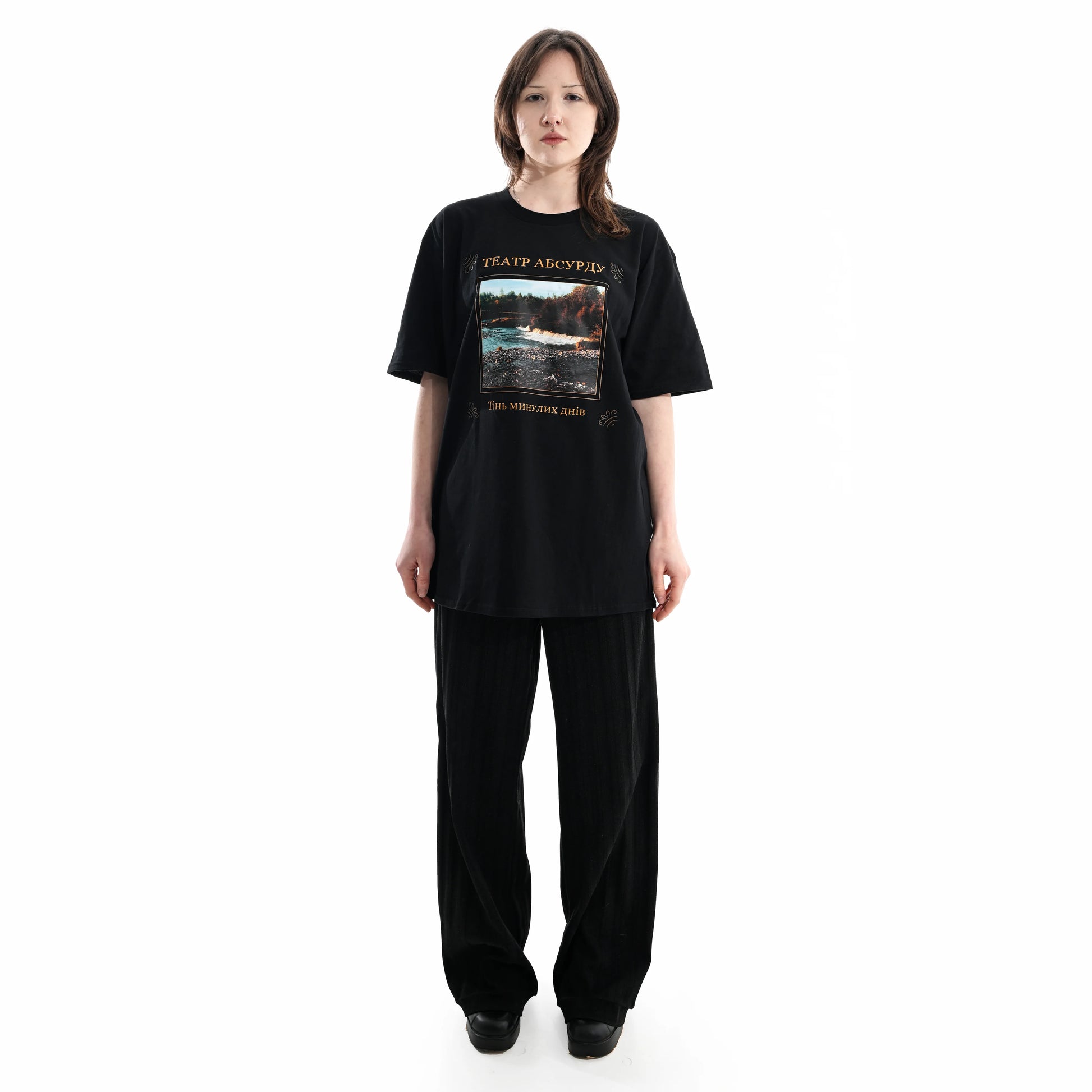 Футболка "Тінь минулих днів" Театр Абсурду на моделі