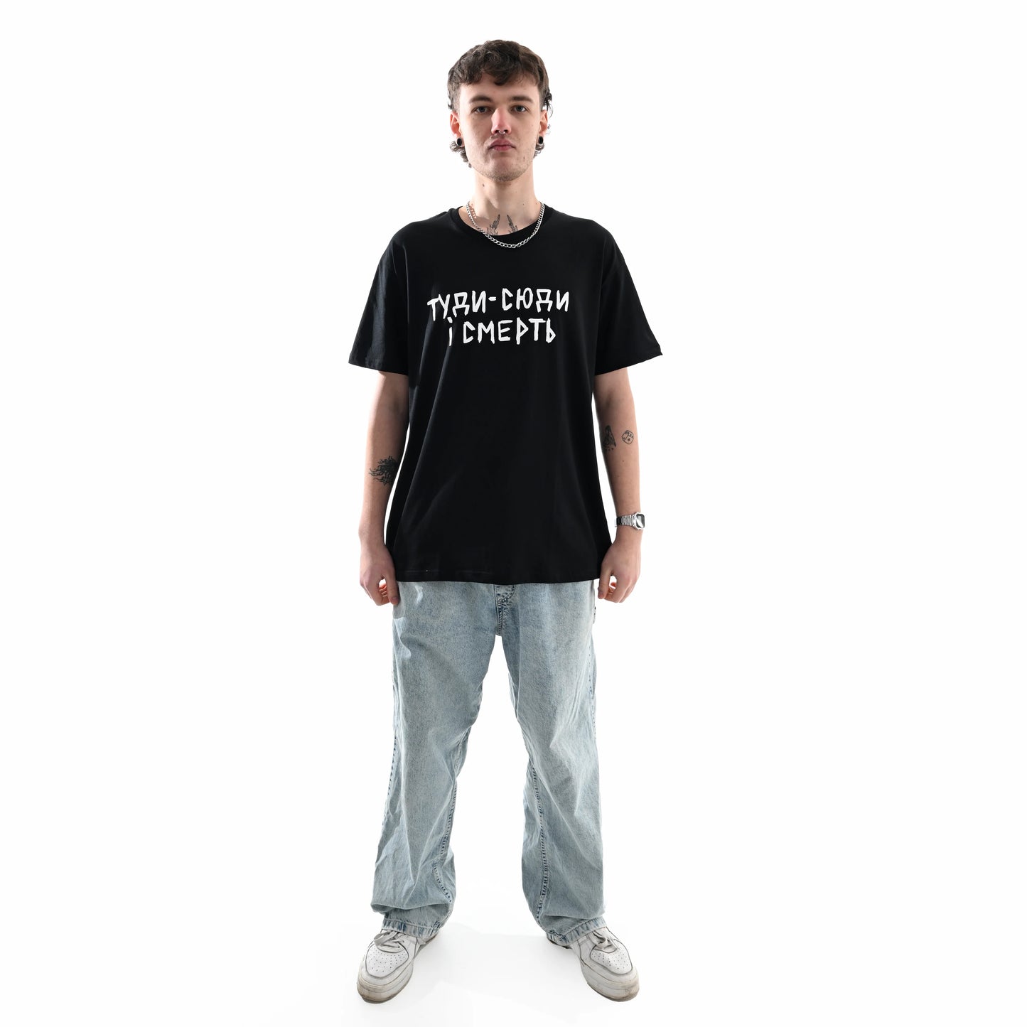 Футболка "туди-сюди і смерть" на моделі
