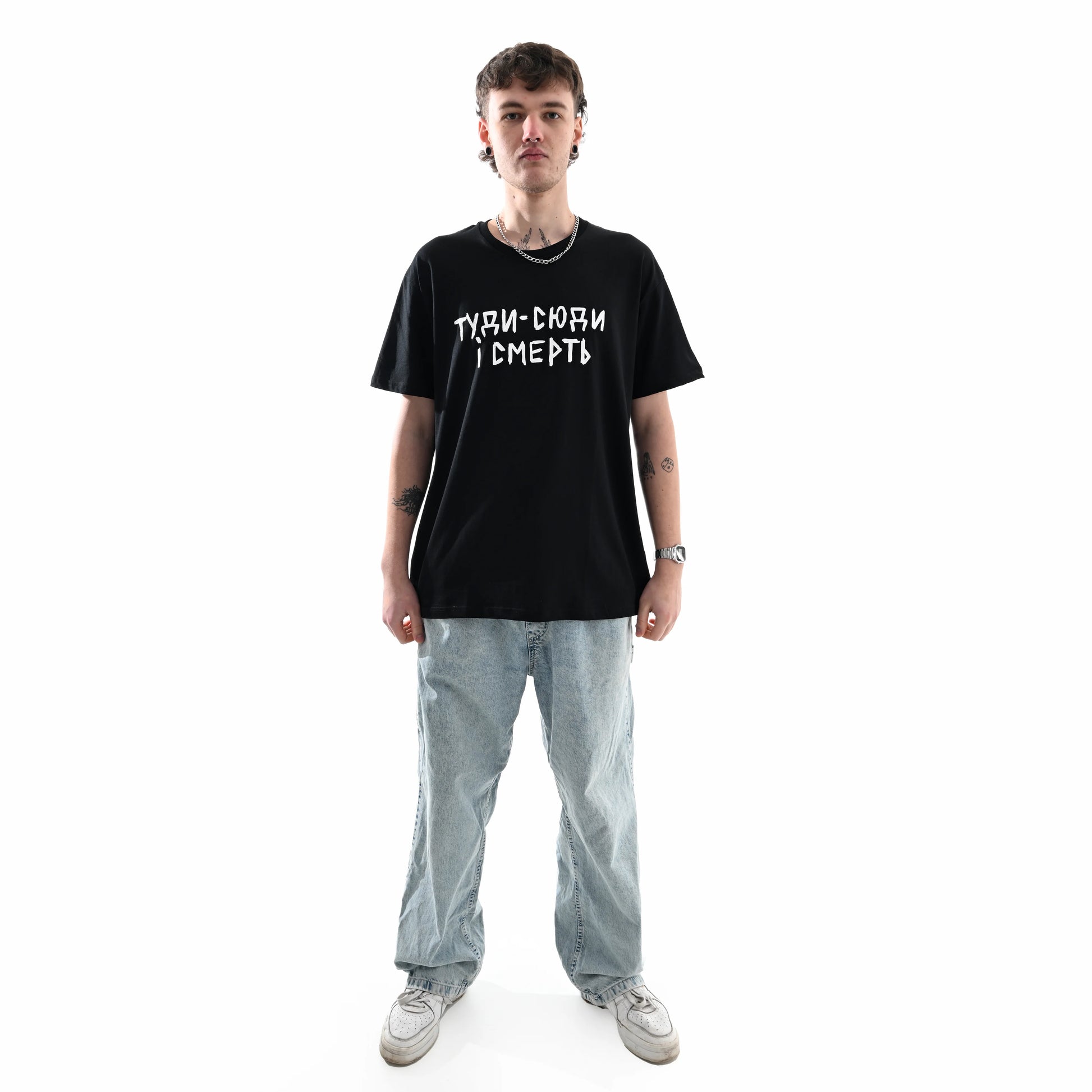 Футболка "туди-сюди і смерть" на моделі