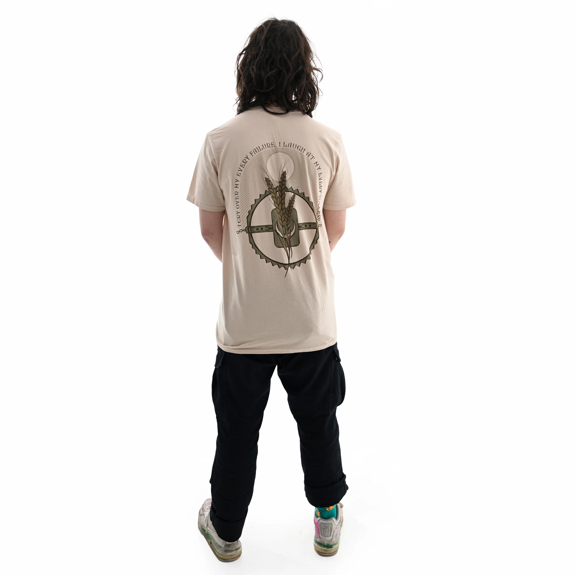 Футболка "WHEAT" Vøvk на моделі ззаду